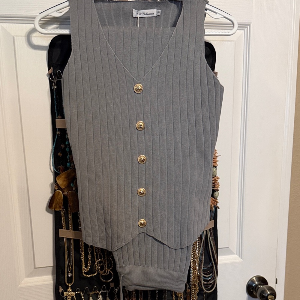Womens Nali Collection Gray Ribbed Vest & pants with Gold Buttons. Tie waist.NWT